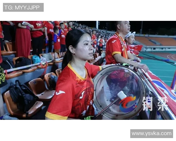 球迷圆梦时刻与足球巨星同框合影记录绿茵闪耀瞬间 球迷圆梦时刻与足球巨星同框合影记录绿茵闪耀瞬间